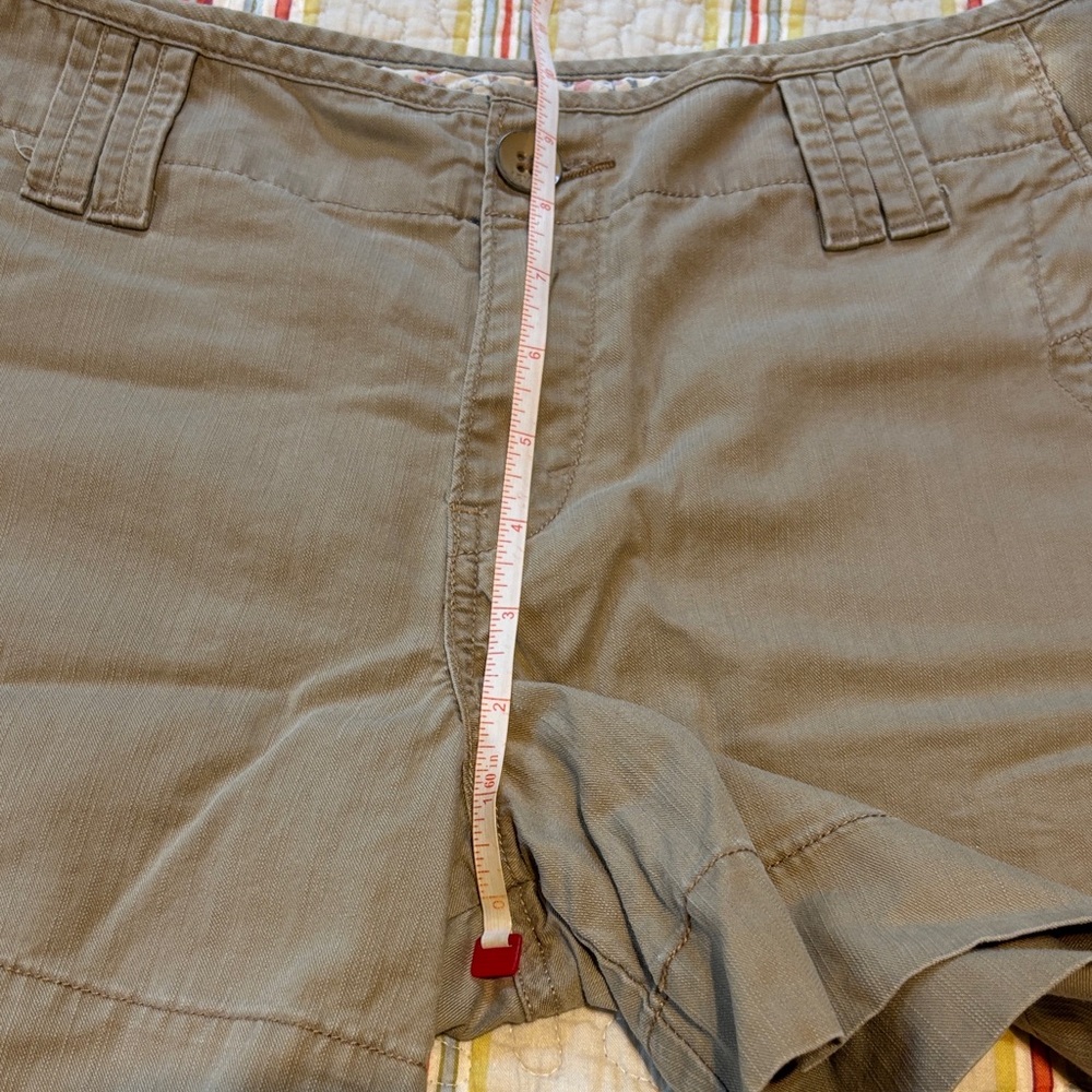 Levi's Women's Tan Cargo Shorts - Picture 9 of 12